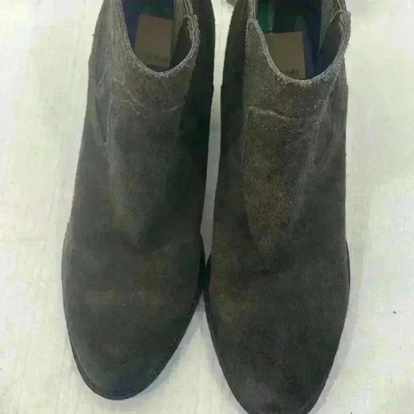 Dolce Vita Suede Ankle Boots Size 8 , Elastic on both sides, no zipper pre owned - Picture 4 of 6